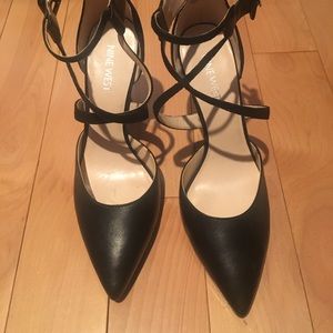 Nine West size 7.5 pointed pumps black with straps